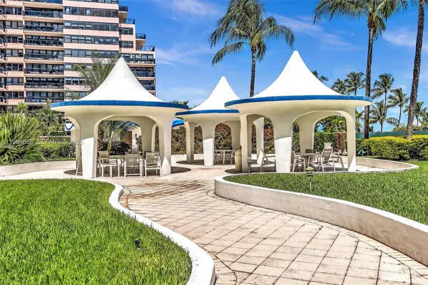 $4,900 | 5161 Collins Avenue, Unit 1017, Miami Beach, FL 33140