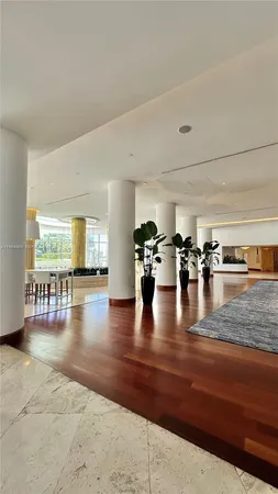 $4,900 | 5161 Collins Avenue, Unit 1017, Miami Beach, FL 33140