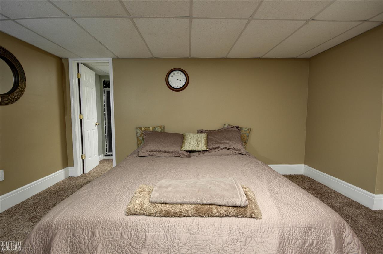921 Dakota Rochester Hills, MI 48307 - Photo 38 of 46
