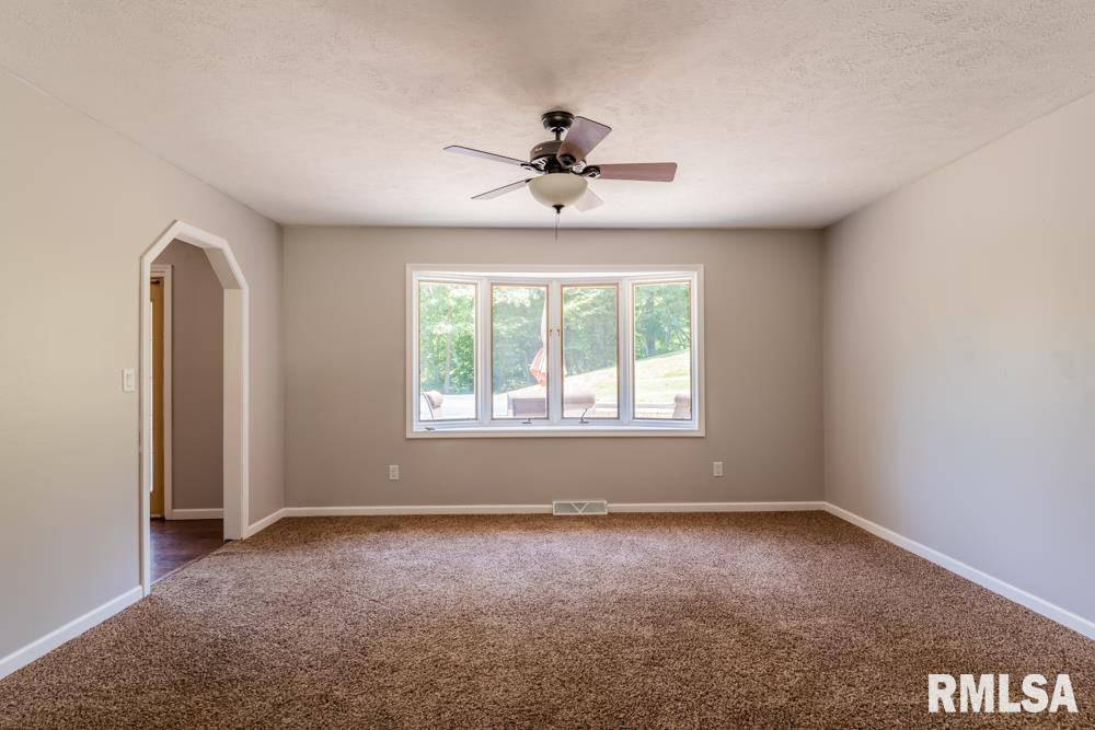 2715 Sheridan Road Pekin, IL 61554 - Photo 6 of 46 Gallery Image 6