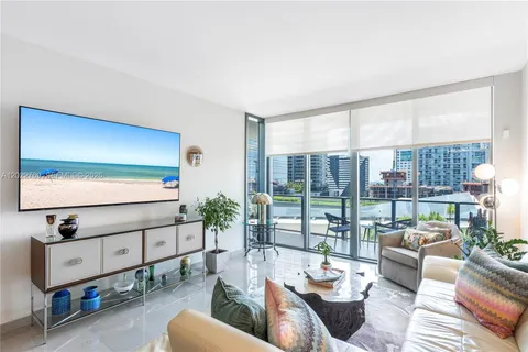 $829,000 | 68 Southeast 6th Street, Unit 810, Miami, FL 33131