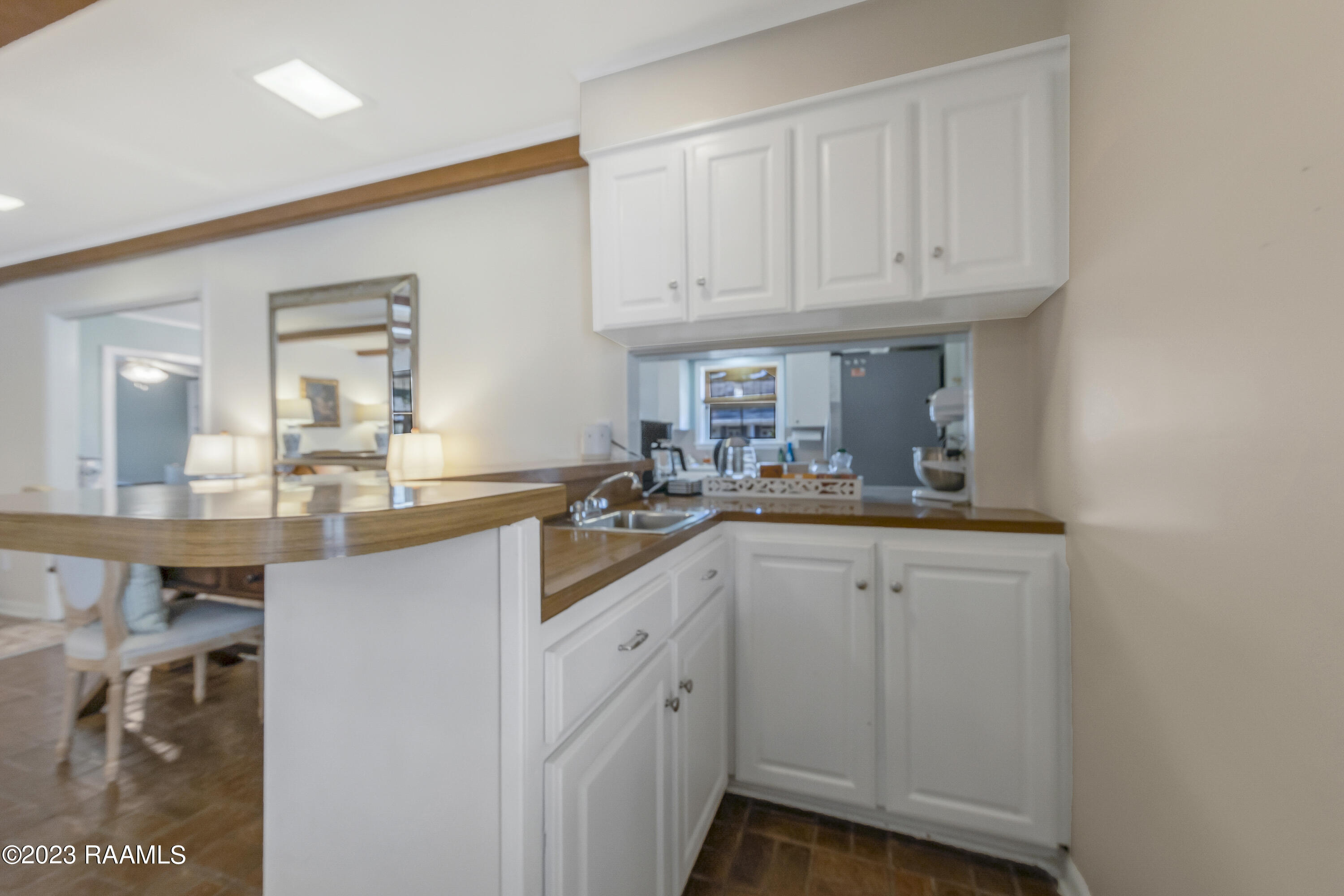 1006 Greenbriar Road Lafayette, LA 70503 - Photo 18 of 38 Wet Bar