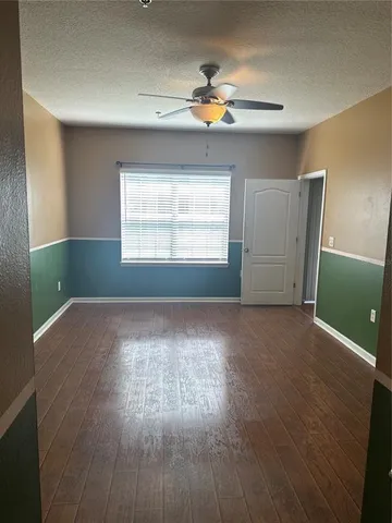 a view of empty room with window