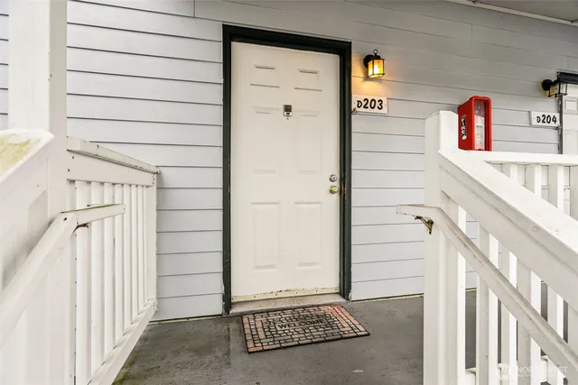$275,000 | 8823 Holly Drive, Unit D203, Everett, WA 98208