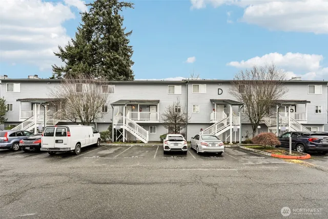 $275,000 | 8823 Holly Drive, Unit D203, Everett, WA 98208
