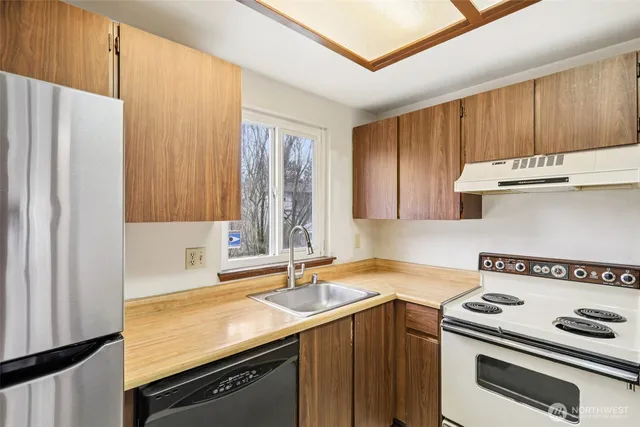 $275,000 | 8823 Holly Drive, Unit D203, Everett, WA 98208