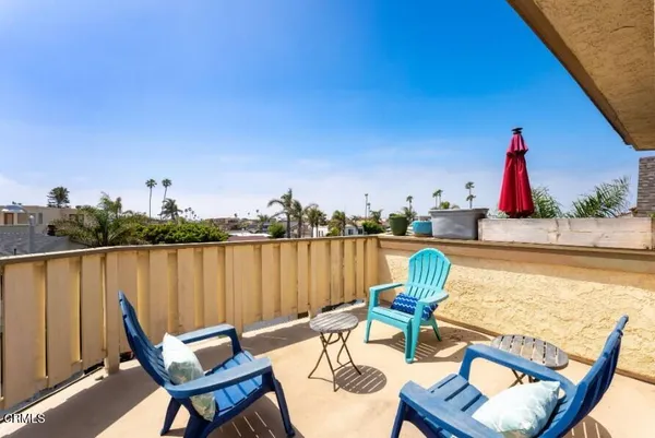 a view of sitting area with sitting area