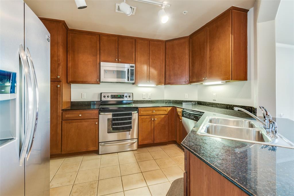 330 Las Colinas Boulevard East, Unit 924 Irving, TX 75039 - Photo 7 of 20 a kitchen with a sink stove and refrigerator
