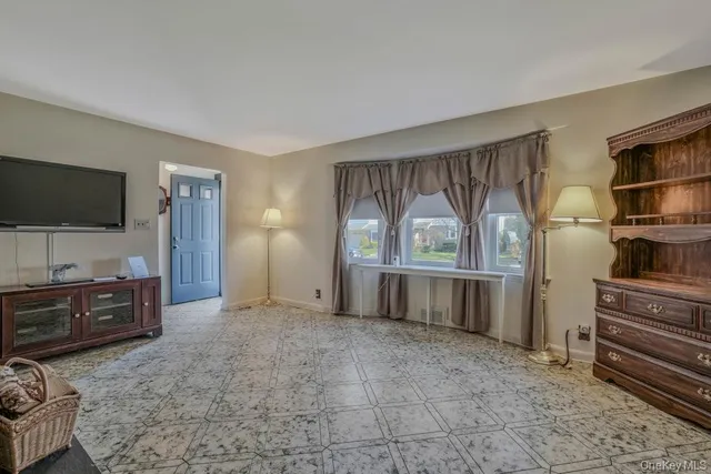 a view of a livingroom with furniture and windows