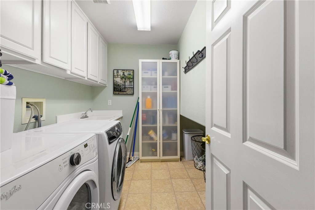 25960 Schafer Drive Murrieta, CA 92563 - Photo 19 of 46 a utility room with dryer and washer