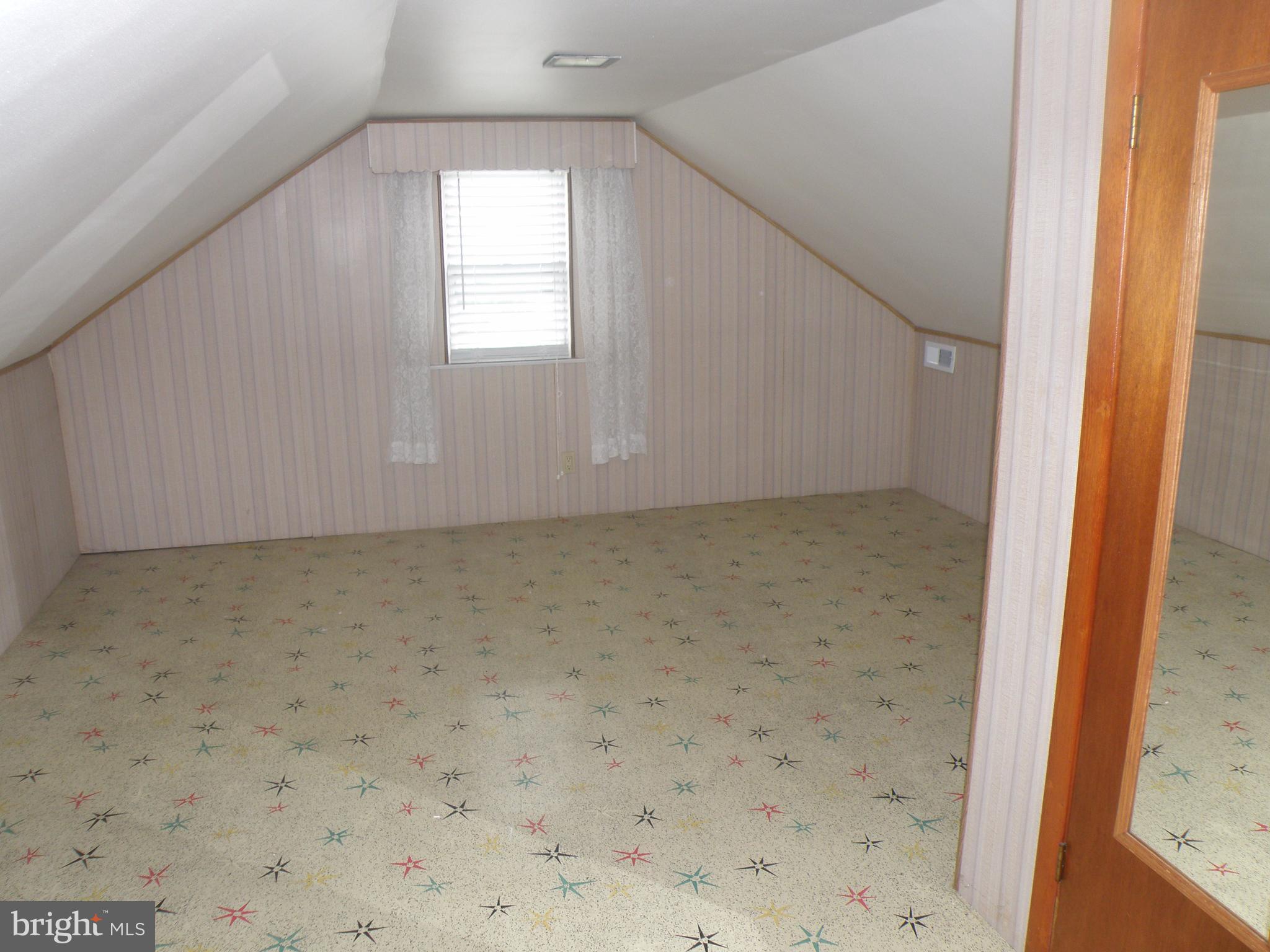 904 Martin Road Baltimore, MD 21221 - Photo 11 of 20 Upstairs/Front