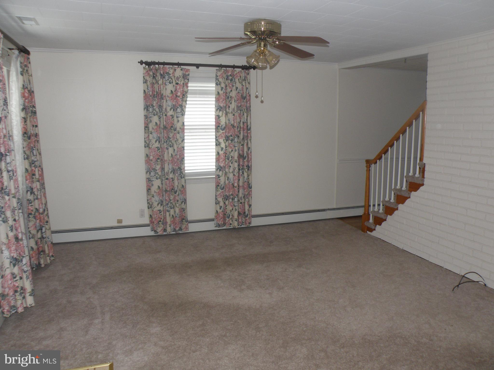 904 Martin Road Baltimore, MD 21221 - Photo 4 of 20 Living Room
