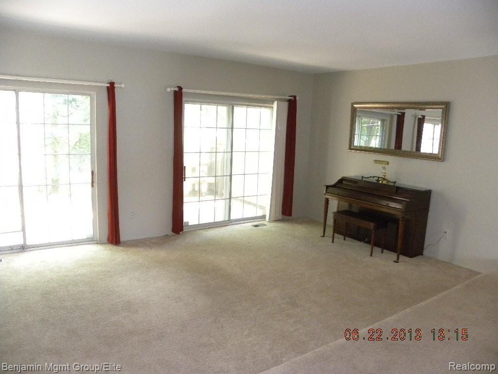 1545 Surrey Lane Rochester, MI 48306 - Photo 7 of 13 Living Room