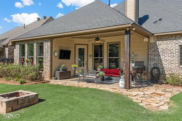 a view of a house with backyard and porch