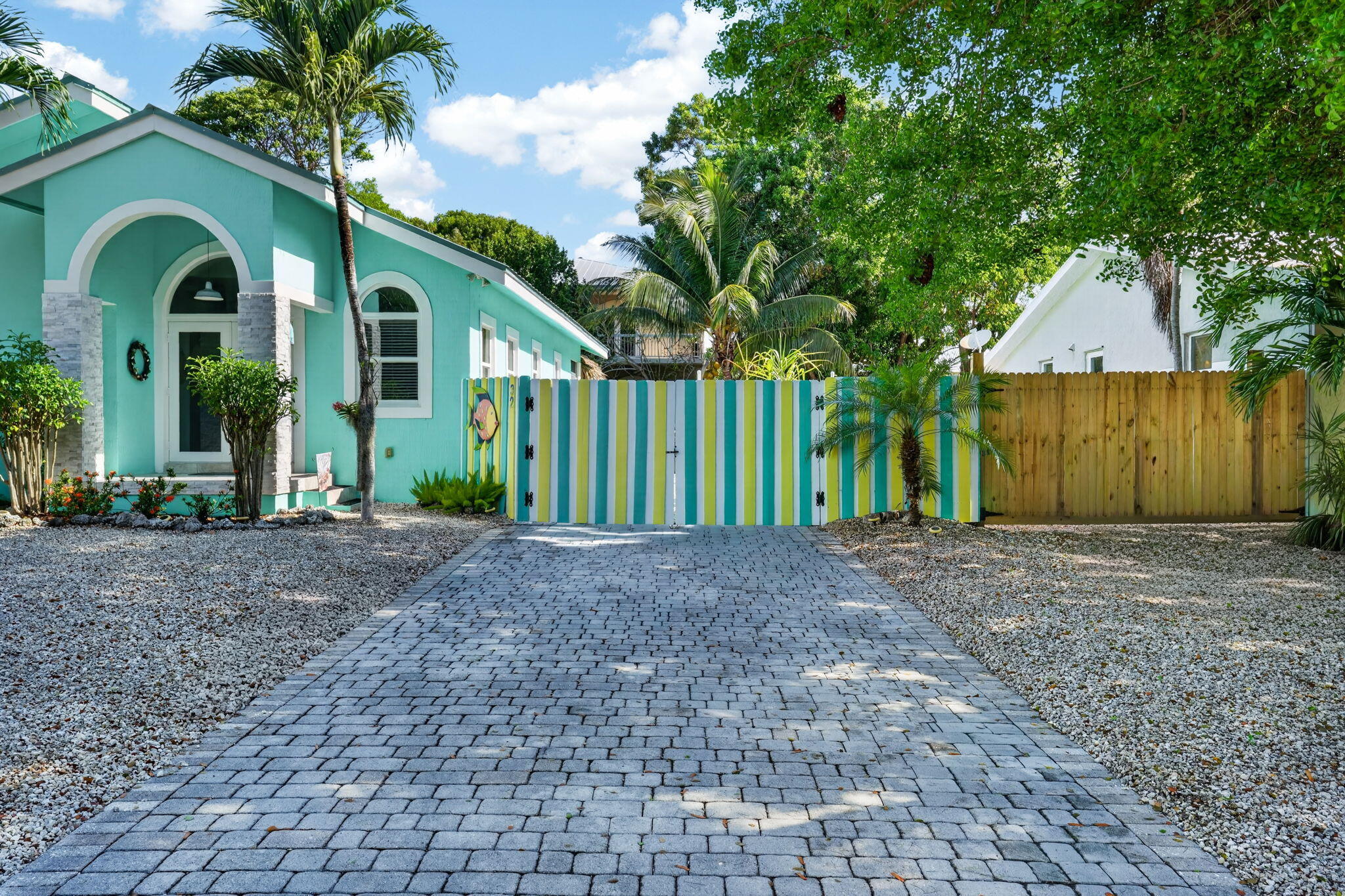 32 Andros Road Key Largo, FL 33037 - Photo 3 of 45 Paved driveway