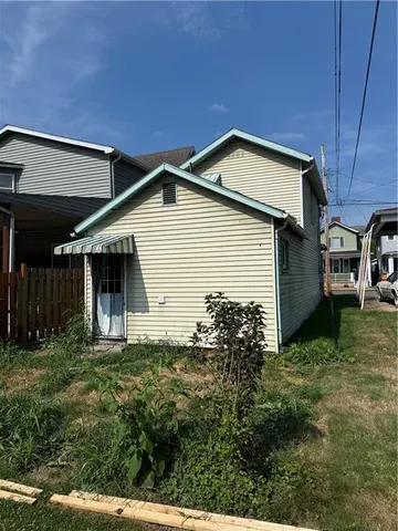a view of backyard of house