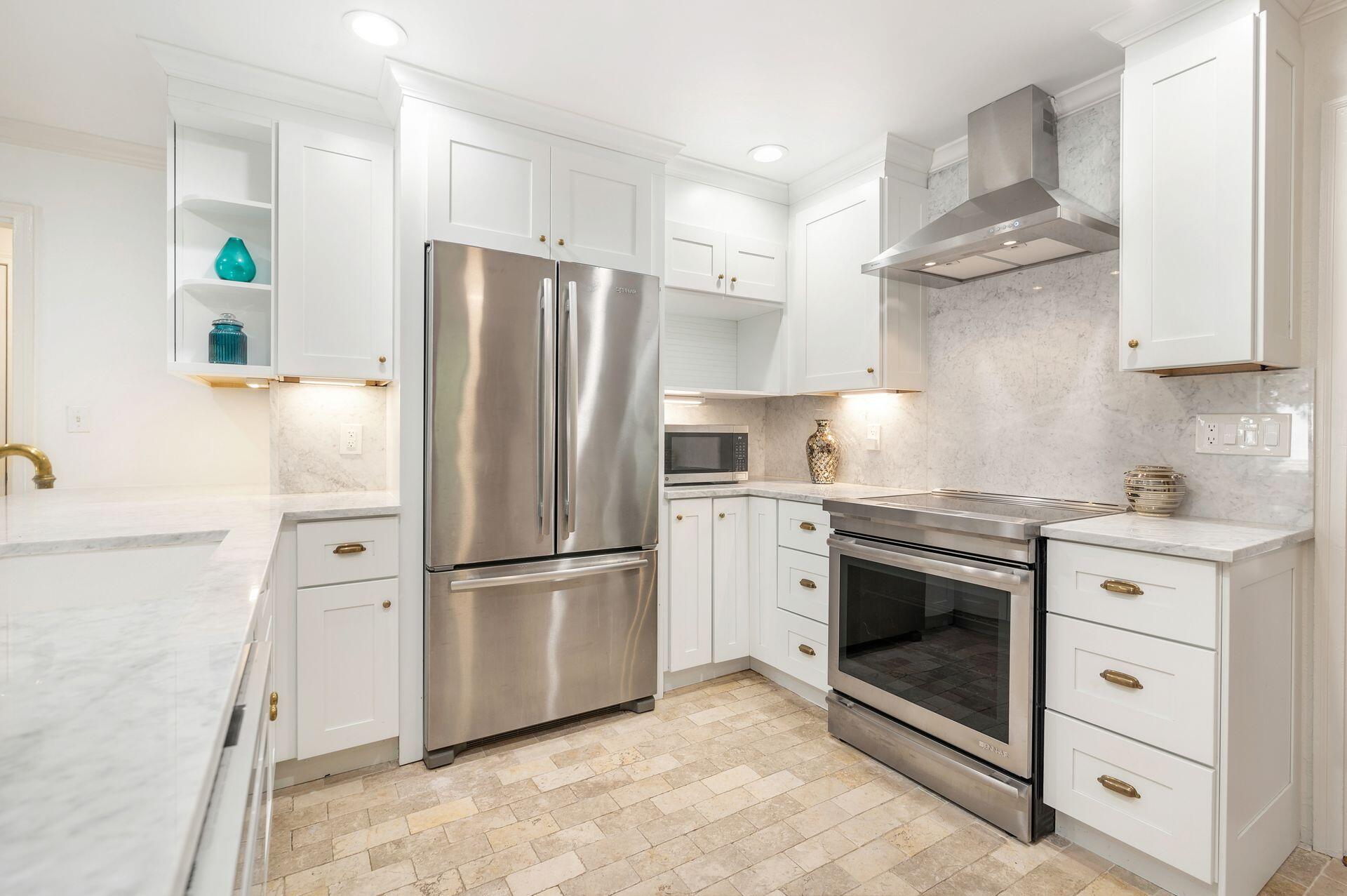 240 Almeria Road West Palm Beach, FL 33405 - Photo 9 of 24 Kitchen