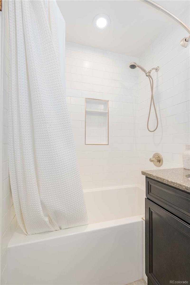 3815 East Easter Place Centennial, CO 80122 - Photo 14 of 35 a bathroom with a bathtub