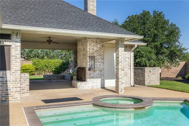 a view of a yard in front of house