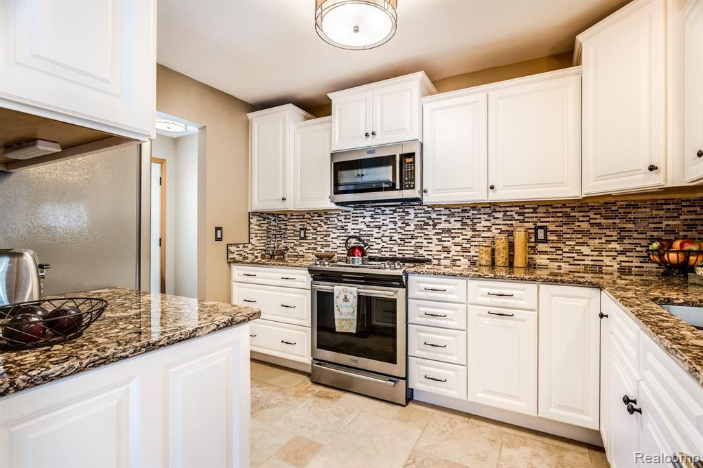 7276 Lakeshore Road Lakeport, MI 48059 - Photo 7 of 38
