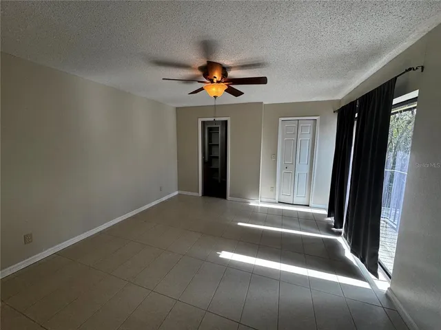 a view of entryway with a ceiling fan