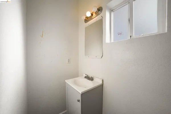 $3,350 | 203 Bissell Avenue, Unit 2, Richmond, CA 94801