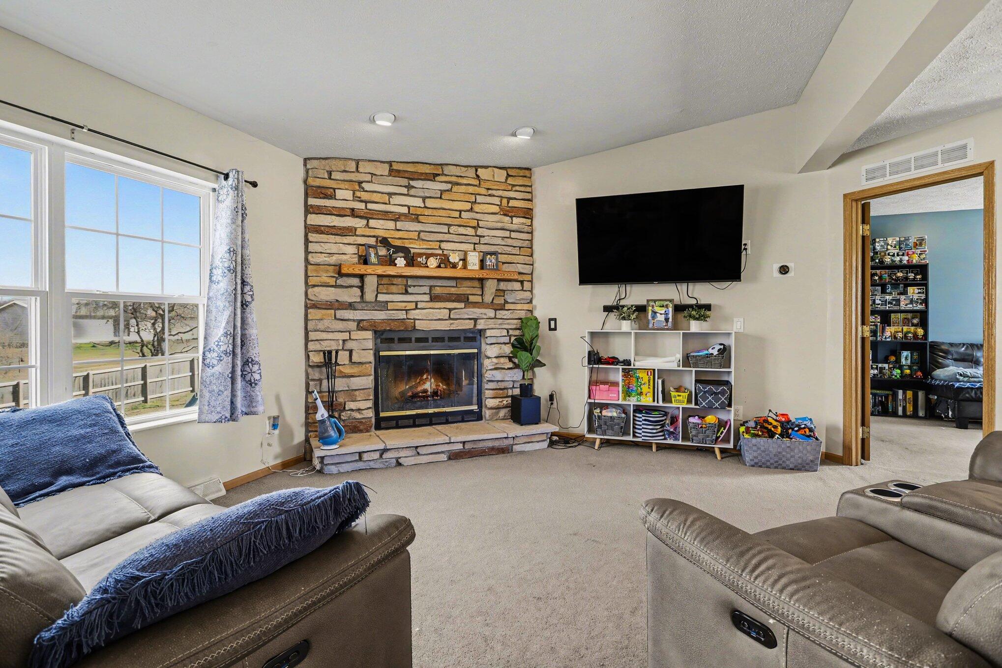 3967 Hennessey Road Watervliet, MI 49098 - Photo 4 of 23 Living Room