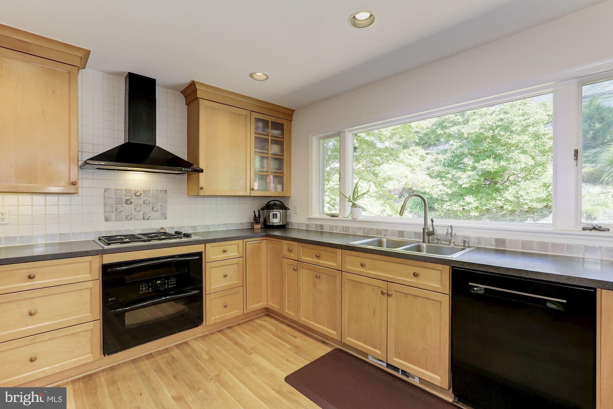 7609 Sebago Road Bethesda, MD 20817 - Photo 5 of 46 Large chef's Kitchen