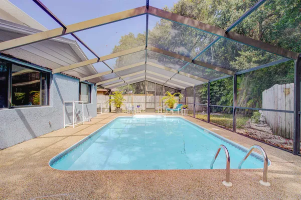 a view of a backyard