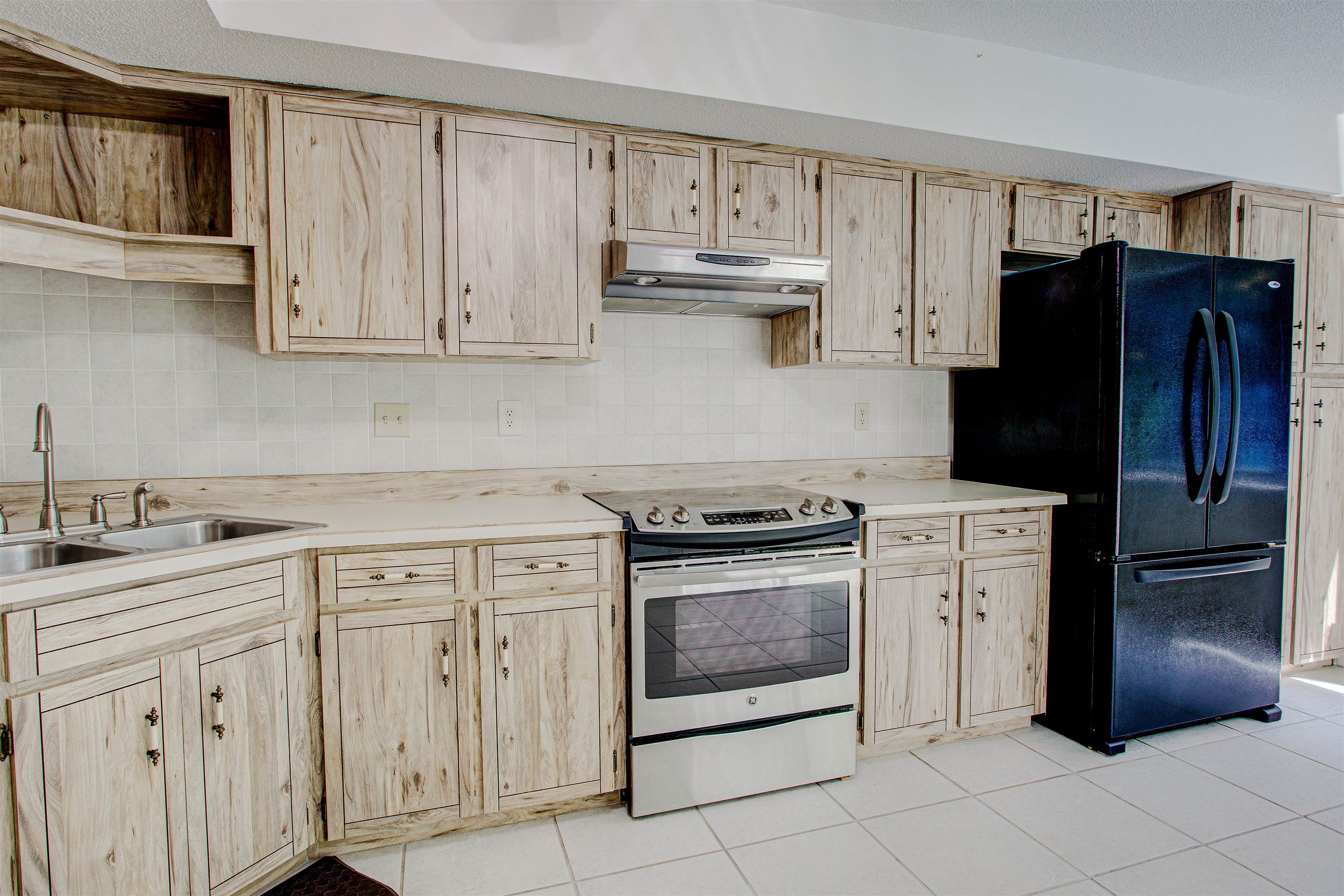 21 Atlantic Oaks Circle St. Augustine, FL 32080 - Photo 6 of 21 a kitchen with white cabinets and refrigerator