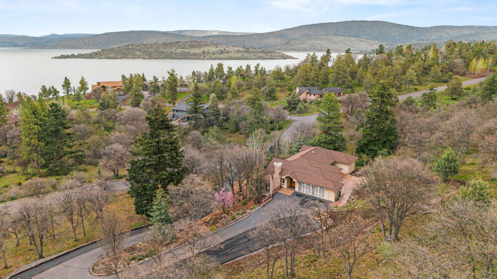 6586 Cooper's Hawk Road Klamath Falls, OR 97601 - Photo 53 of 68 a view of lake and mountain