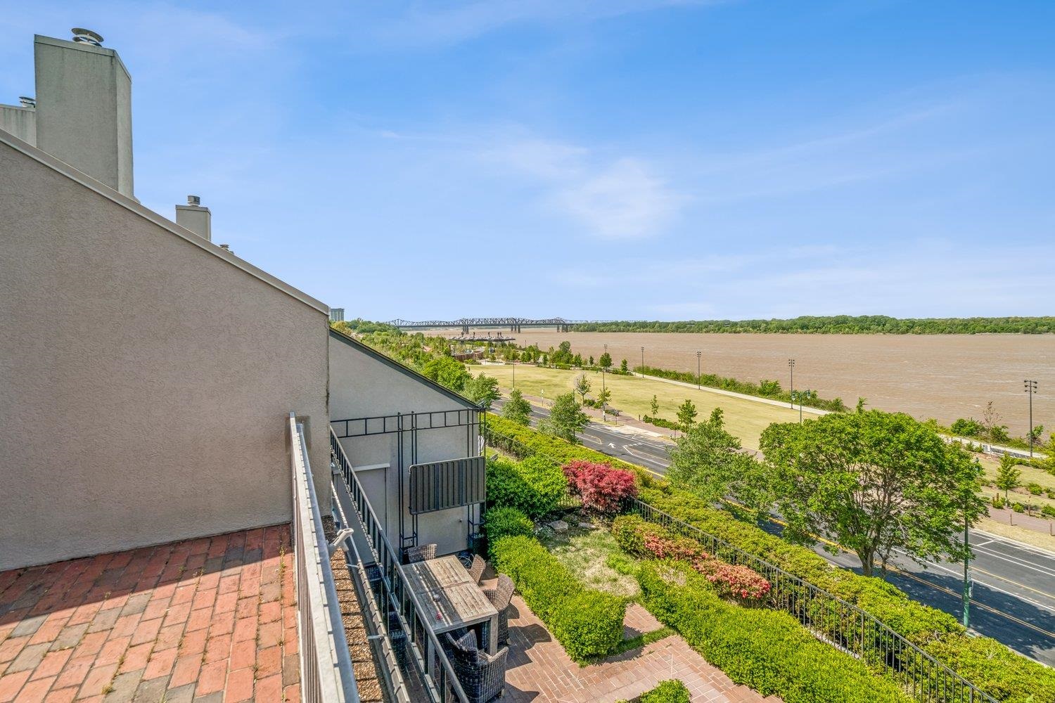 335 Riverbluff Place, Unit 2 Memphis, TN 38103 - Photo 18 of 21 a view of an ocean from a balcony