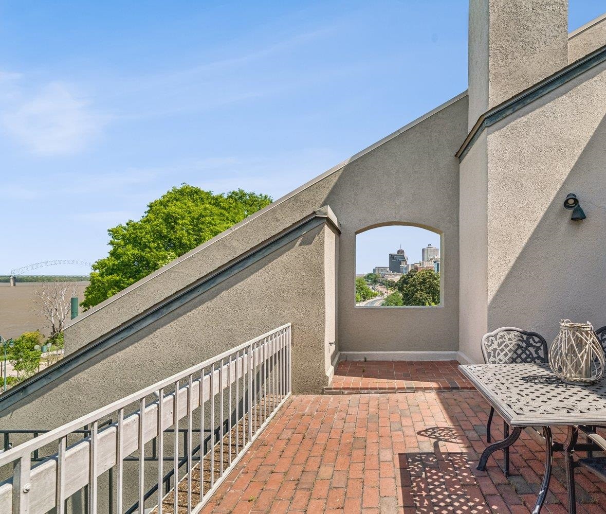 335 Riverbluff Place, Unit 2 Memphis, TN 38103 - Photo 20 of 21 a view of balcony with furniture