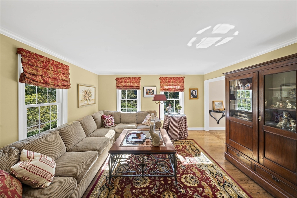 48 Lexington Circle Holden, MA 01520 - Photo 22 of 42 a living room with furniture and a rug