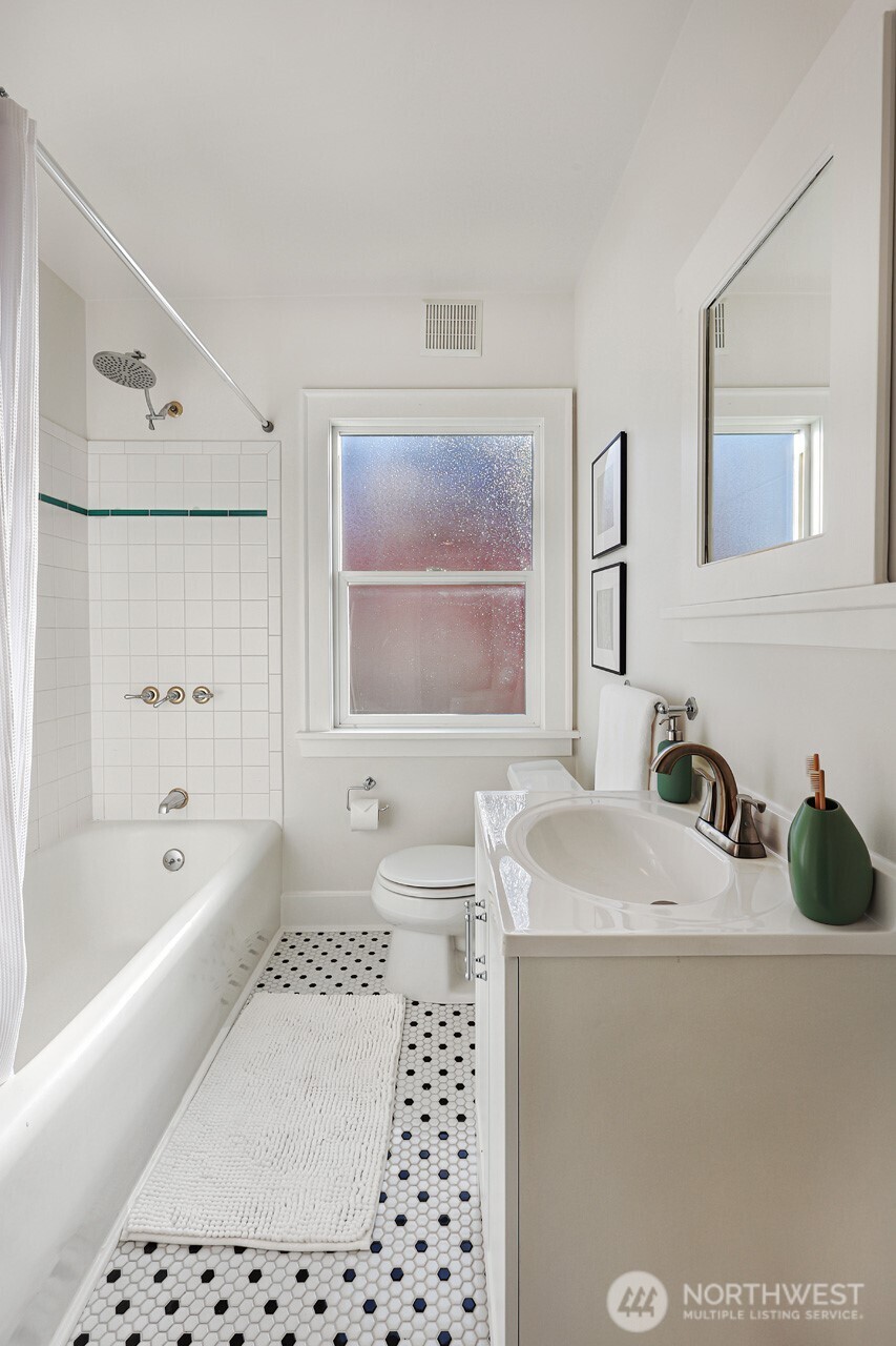 6727 6th Avenue Northwest Seattle, WA 98117 - Photo 16 of 34