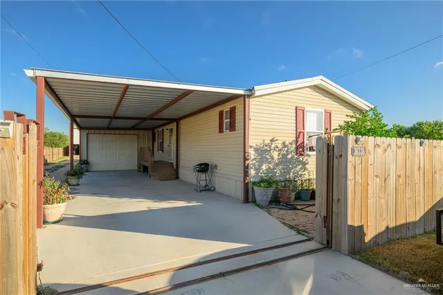 a view of a house with backyard