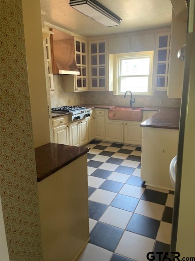 114 East 2nd Street Tyler, TX 75701 - Photo 9 of 48 a kitchen with a stove a sink and a refrigerator