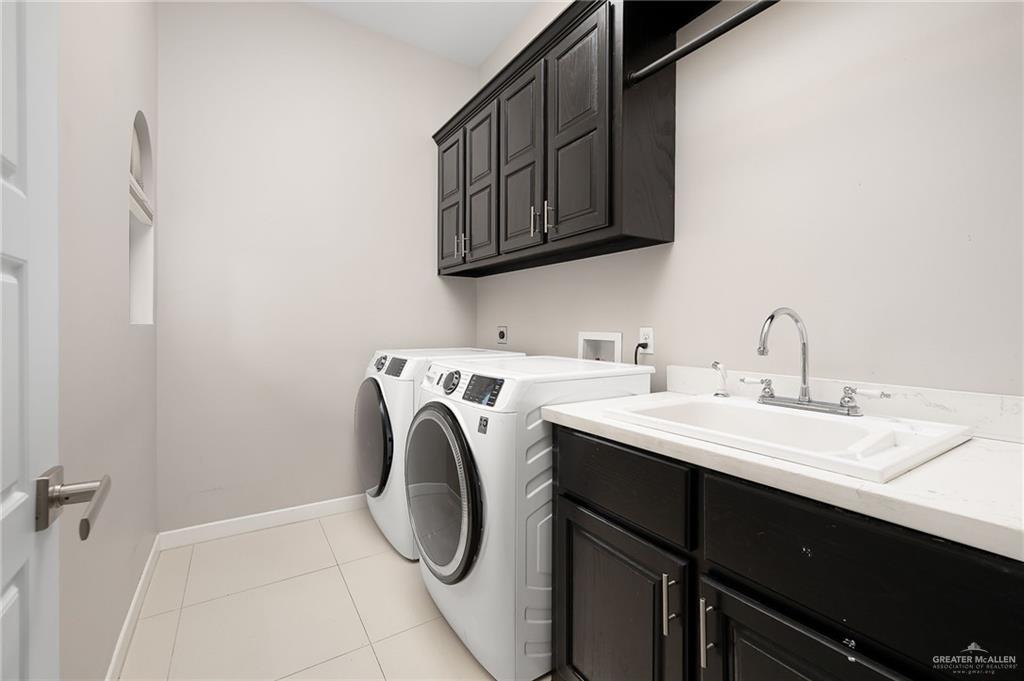 1014 Hill Country Road Edinburg, TX 78539 - Photo 11 of 31 a utility room with dryer and washer