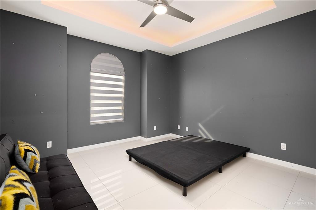 1014 Hill Country Road Edinburg, TX 78539 - Photo 30 of 31 a living room with a couch