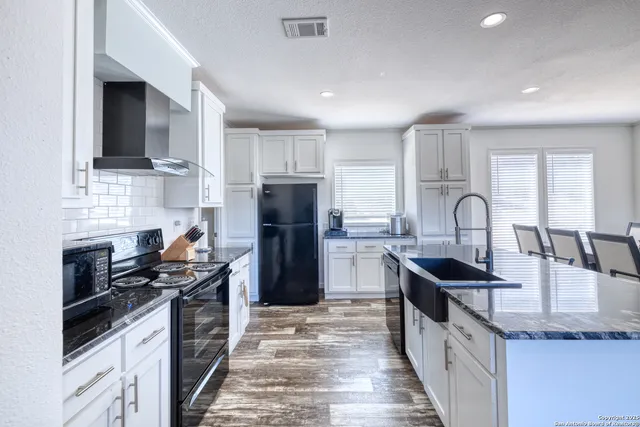 $599,000 | 3049 North Little Creek Road, Utopia, TX 78884