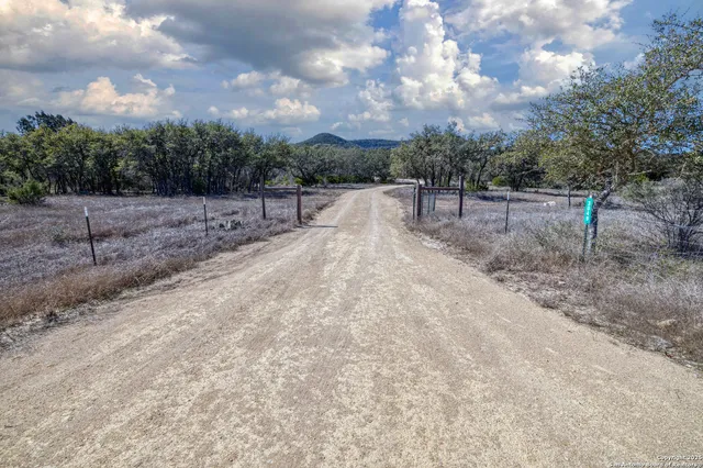 $599,000 | 3049 North Little Creek Road, Utopia, TX 78884