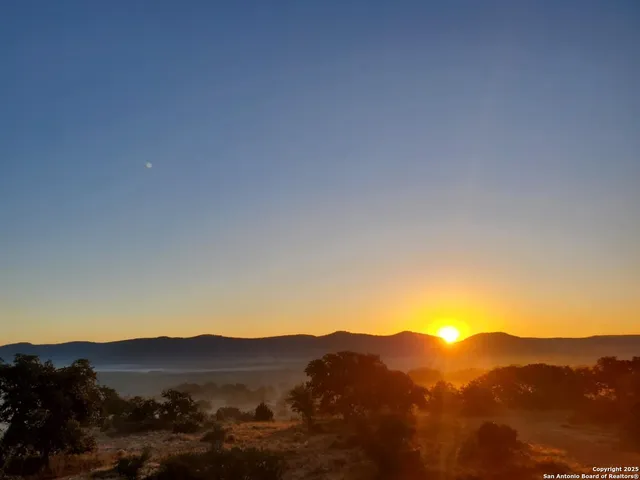 $599,000 | 3049 North Little Creek Road, Utopia, TX 78884