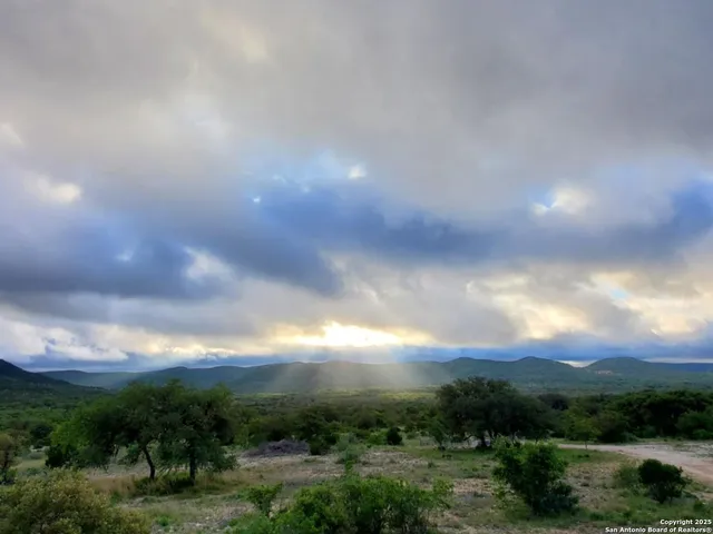 $599,000 | 3049 North Little Creek Road, Utopia, TX 78884