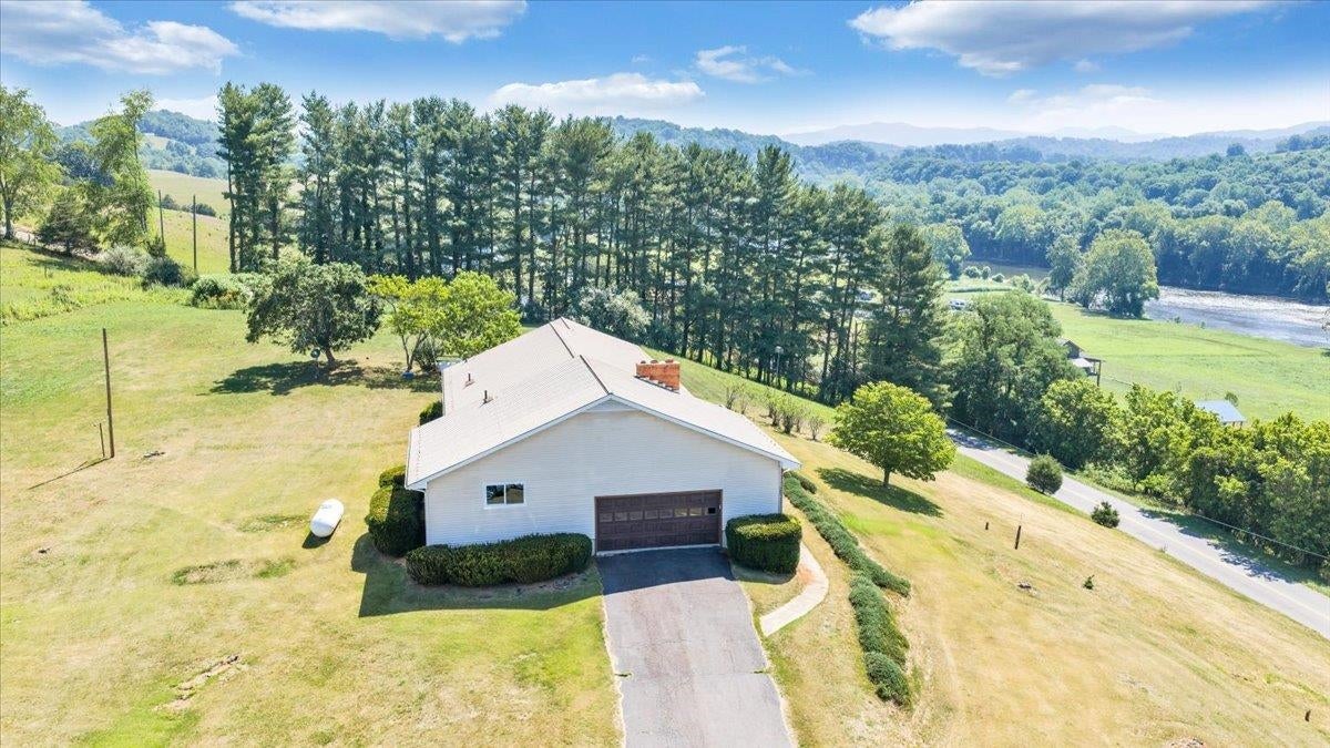 2162 Reed Creek Drive Draper, VA 24324 - Photo 5 of 67 Gallery Image 5
