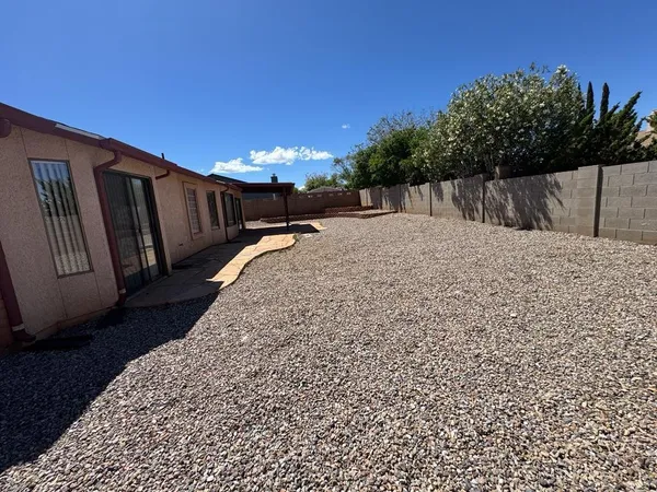 a view of a backyard
