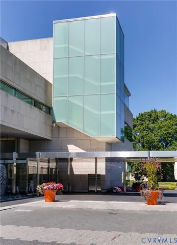 a car parked in front of a building