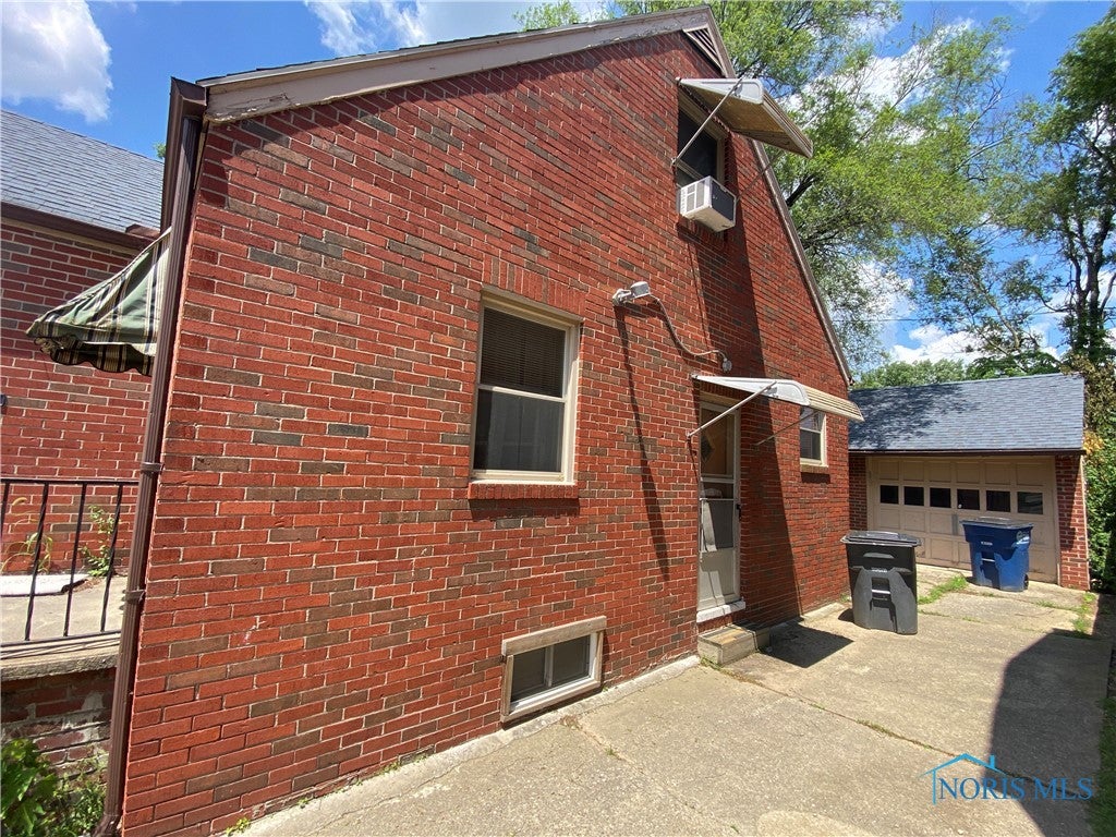 2534 Montebello Road Toledo, OH 43607 - Photo 2 of 18 Driveway side
