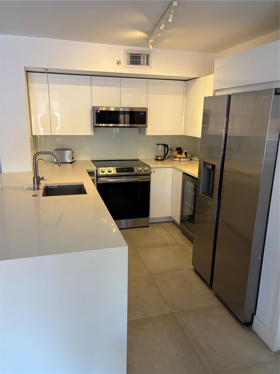 90 Alton Road, Unit 303 Miami Beach, FL 33139 - Photo 5 of 11