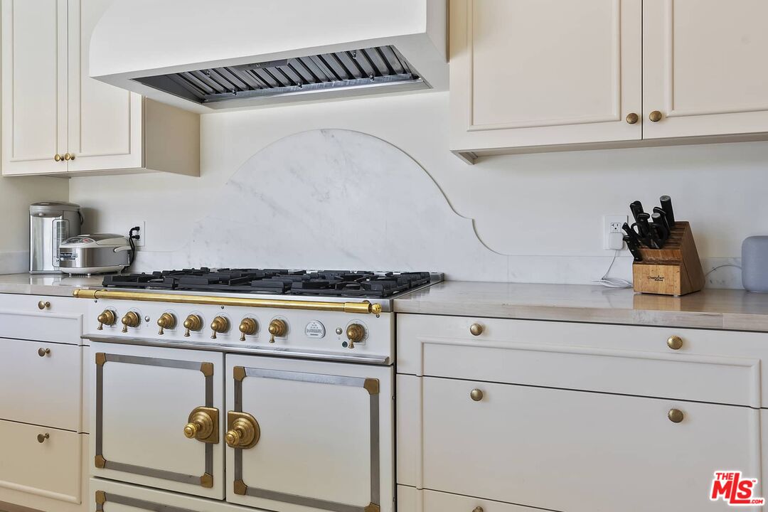 3347 Ley Drive Los Angeles, CA 90027 - Photo 11 of 25 a kitchen with cabinets and appliances