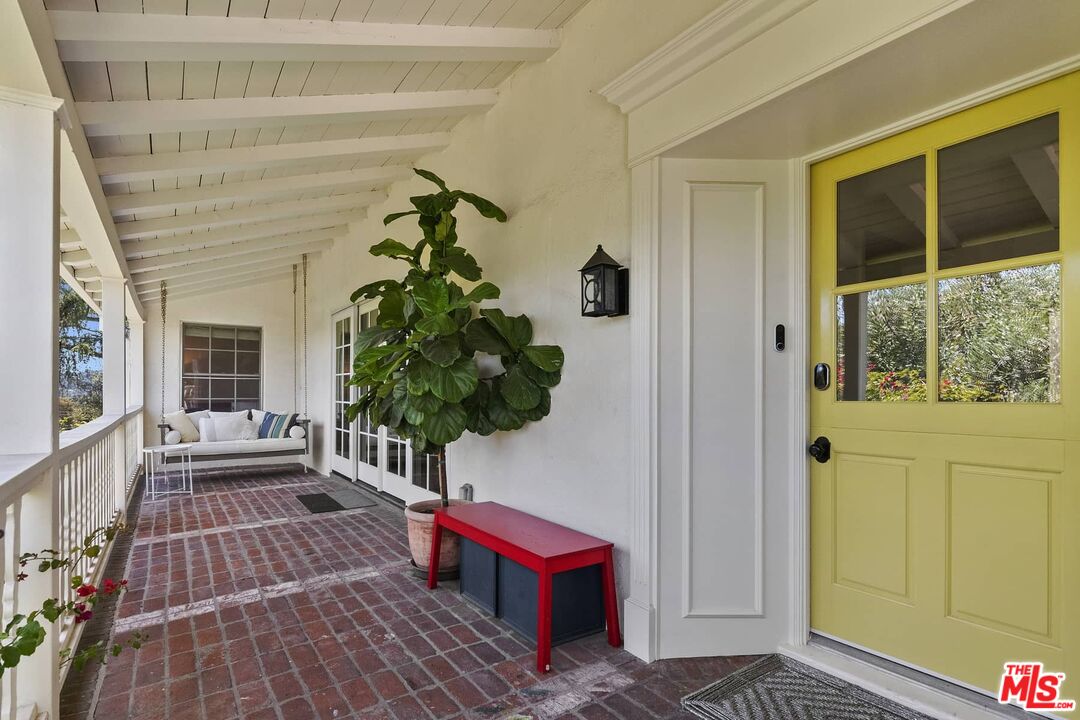 3347 Ley Drive Los Angeles, CA 90027 - Photo 2 of 25 a living room with furniture